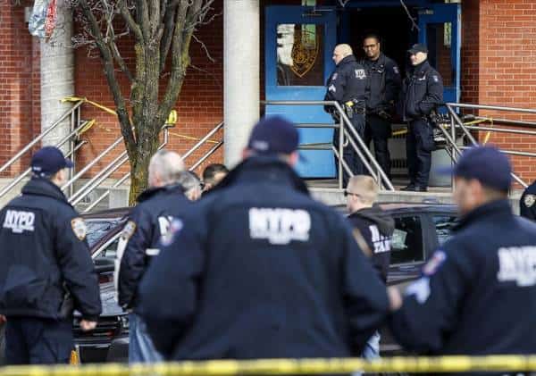 הכתובת הייתה על הקיר? שני שוטרים מניו יורק נורו בתוך כחצי יממה