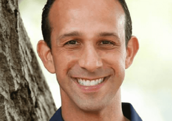 "סוחט את הטיפה האחרונה": חבר מועצת לוס אנג'לס הודיע על פרישה לאחר שערך ערב התרמה יקר