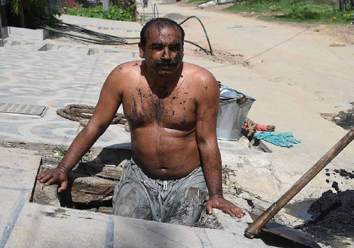 מדינה מוסלמית מאלצת נוצרים לנקות את הביוב ולנשום אדים רעילים בלי מסכות וציוד מגן