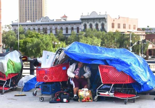 לוס אנג'לס לא תפנה אוהלים של הומלסים, מתקני רחצה וחיטוי יפוזרו בעיר