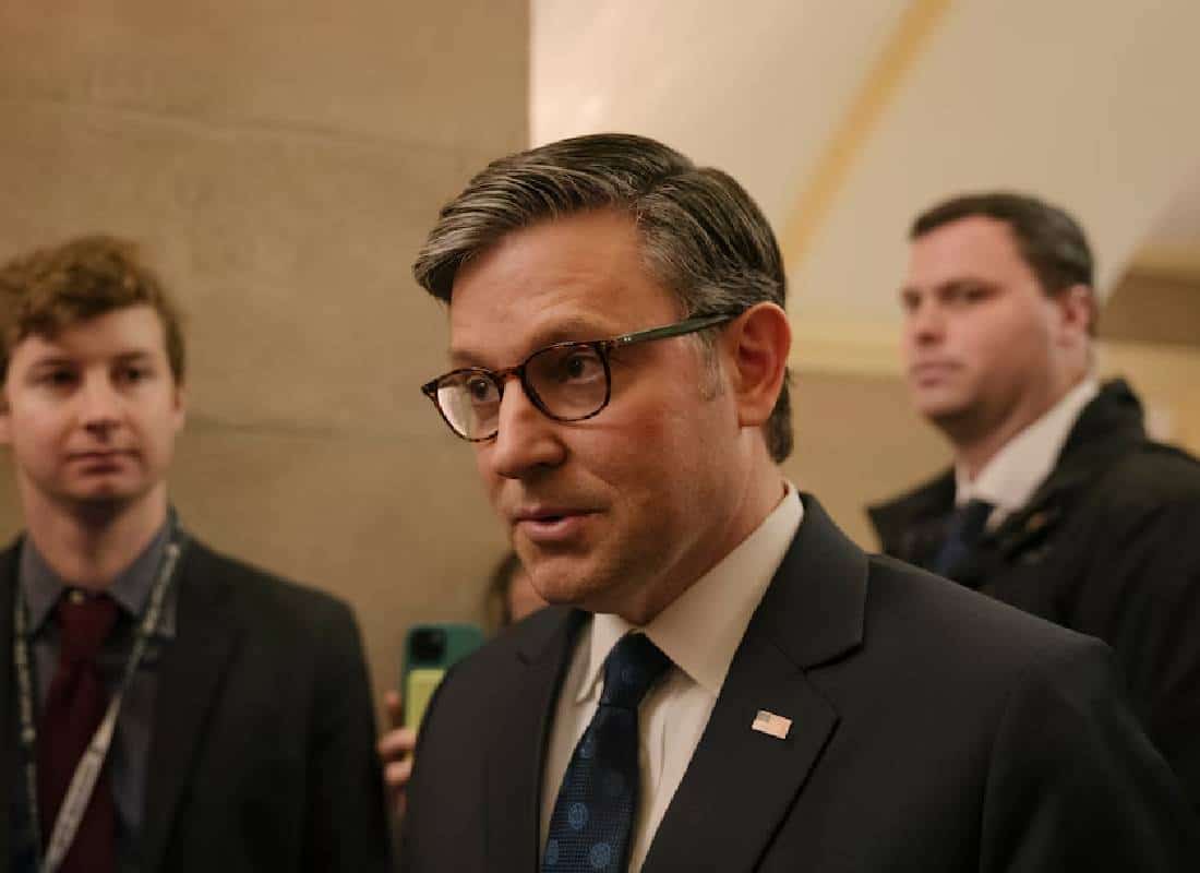 חשיפה מביכה בקפיטול: סגן הנשיא מנע חקירת עוזרת טראמפ בשל "הודעות מיניות" מחברי קונגרס