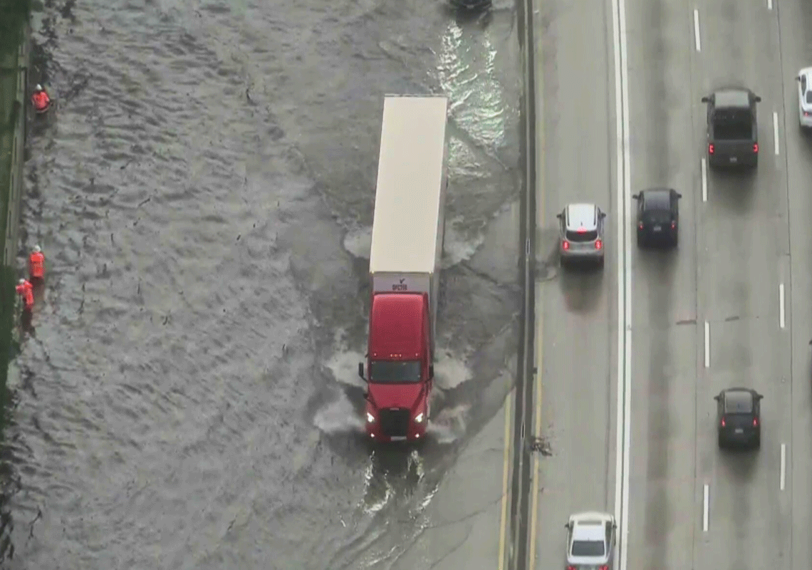 דרום קליפורניה סוערת: הצפות כבדות בנתיבים בכביש 405 והתרעות ברחבי האזור