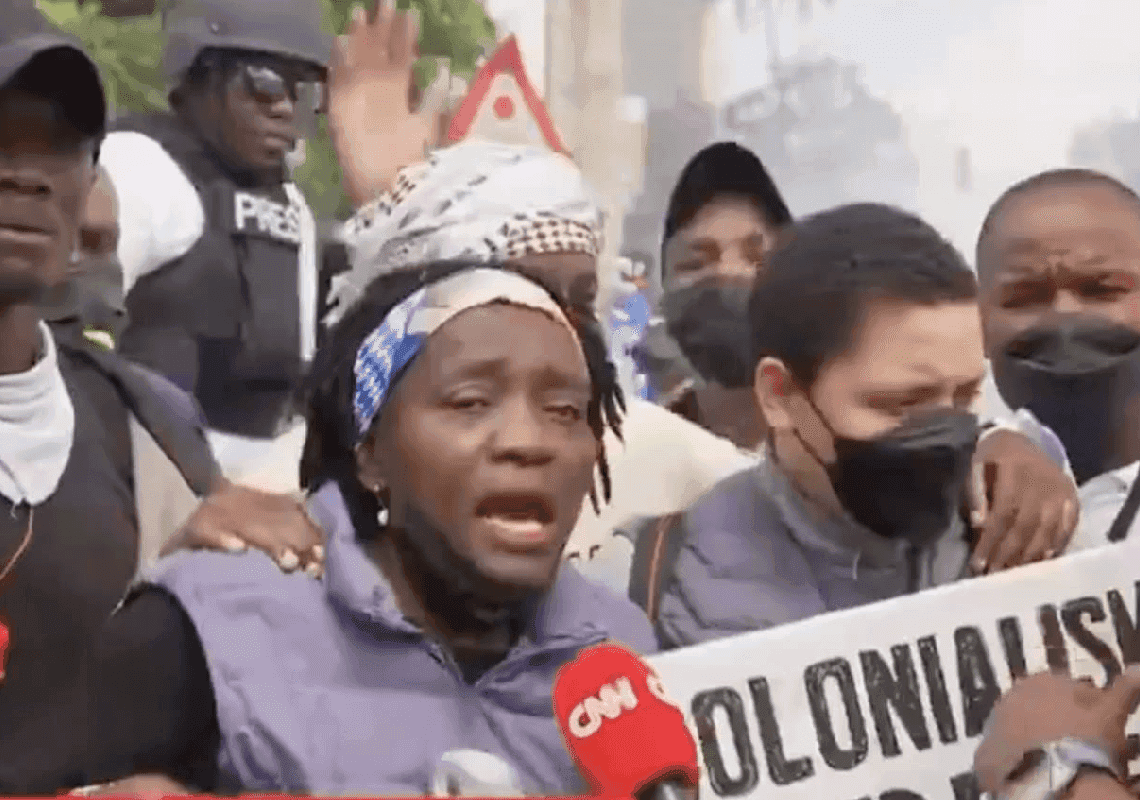 אחותו של ברק אובמה נפגעה מגז מדמיע במהומות באפריקה