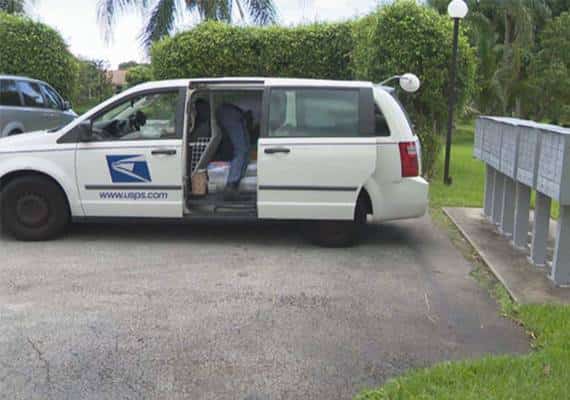 פלורידה: דוורית הותקפה ונשדדה באיומים, סריקות אחר החשודים