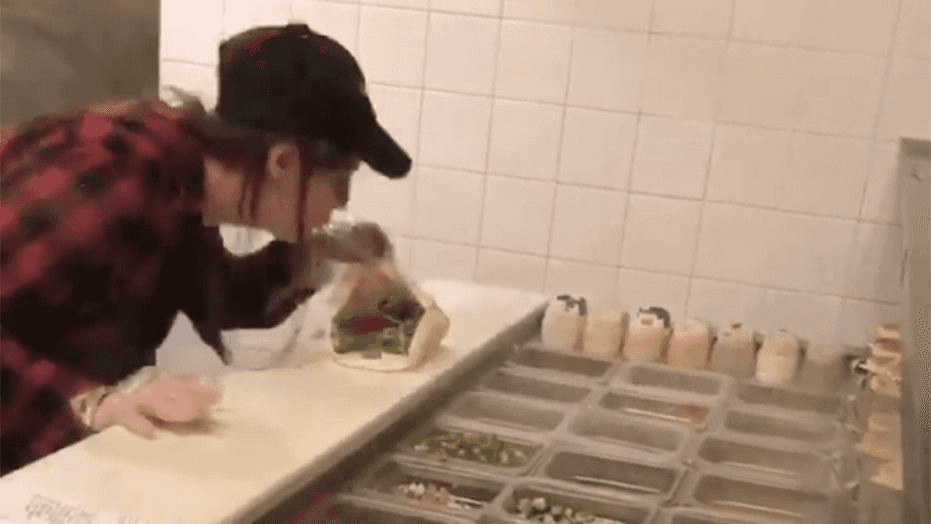 עובדת במסעדה תועדה כשהיא יורקת לתוך מנת אוכל בזמן הכנתה. הסרטון הפך ויראלי