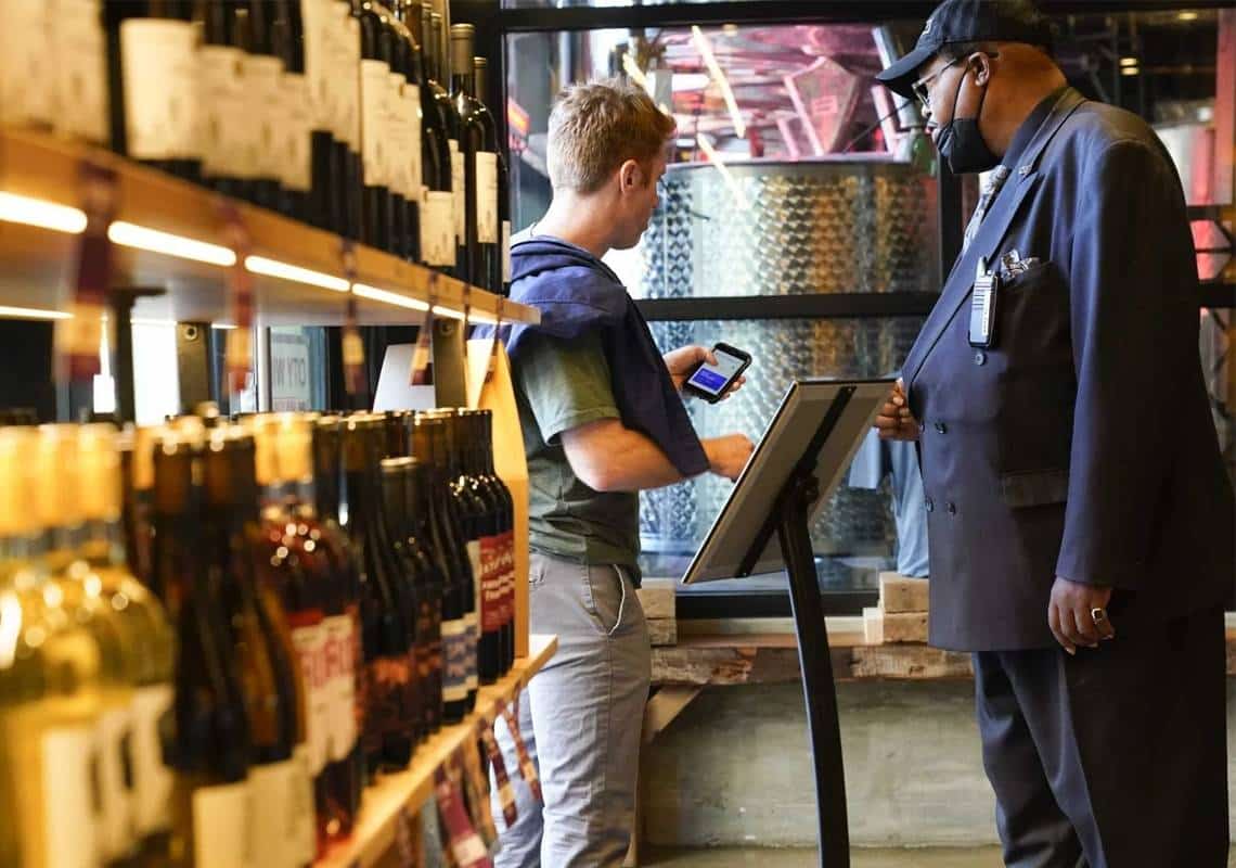 מסעדות וברים רק למחוסנים? בניו יורק שוקלים הטלת מגבלה חסרת תקדים