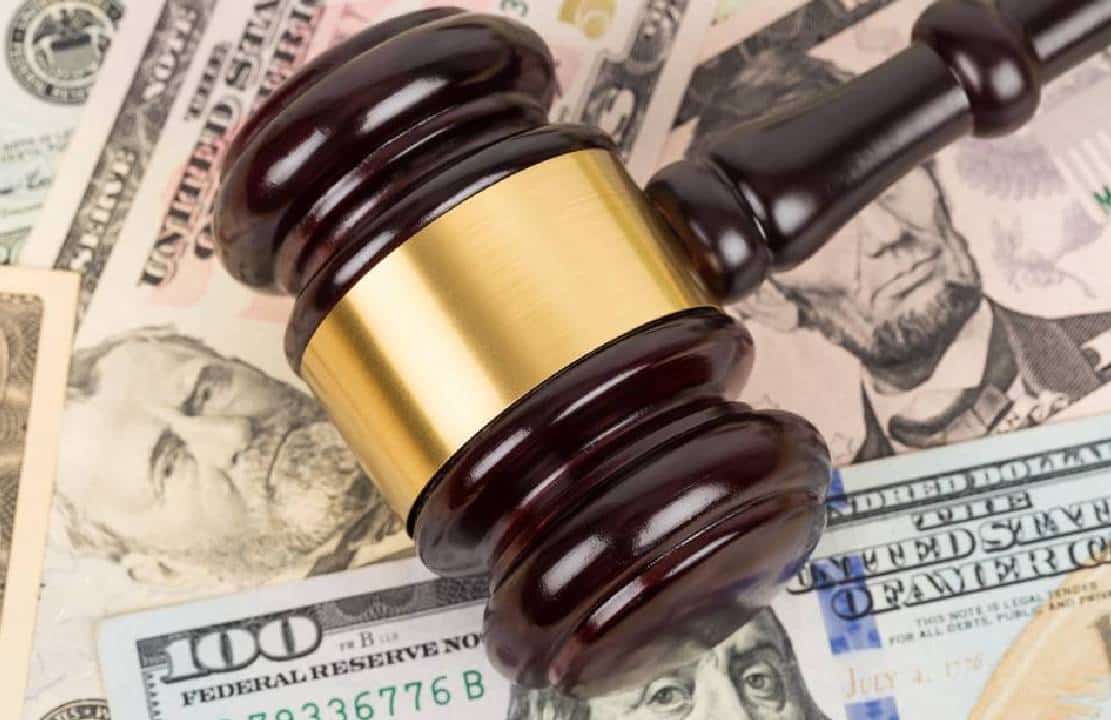 פלורידה: עובדת גנבה 600 אלף דולר מבית הספר -  "שילמתי לעצמי תוספת" ‏