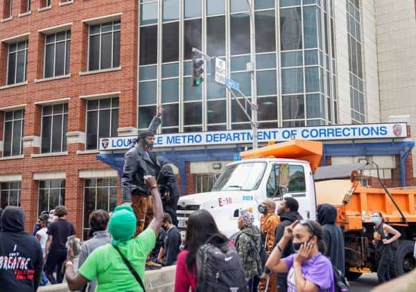 אפקט ההחלטה מעוררת הסערה: הוזעק המשמר הלאומי, סגר לילי הוטל באזור; גל המחאות מתפשט גם לניו יורק ולוס אנג'לס