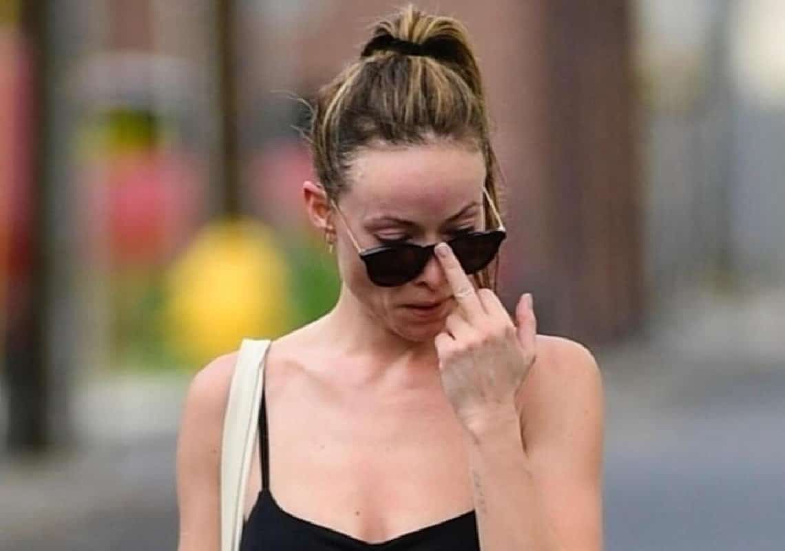 לא בא לה טוב: אוליביה ווילד באצבע משולשת לפפראצי 