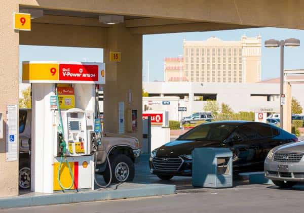 מחירי הדלק בקליפורניה ממשיכים לעלות, בעלי רכבים חשמליים יחויבו במס נוסף