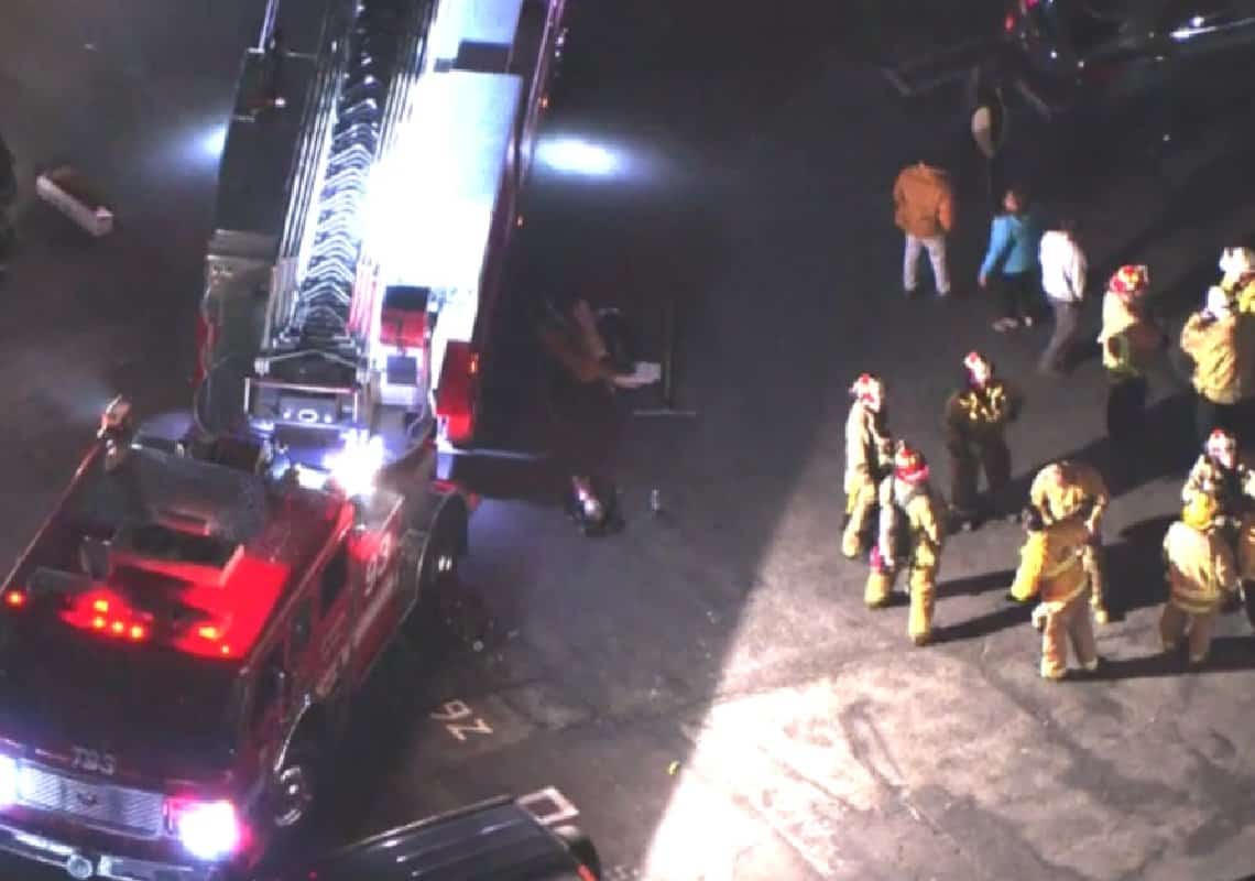 ואלי לוס אנג'לס: שריפה פרצה בבניין מגורים בלב טרזנה