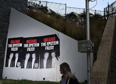 פרשת אפשטיין חוזרת לרדוף את טראמפ: אימיילים שנחשפו חושפים קשרים, שתיקות וניסיון בלימה מהבית הלבן