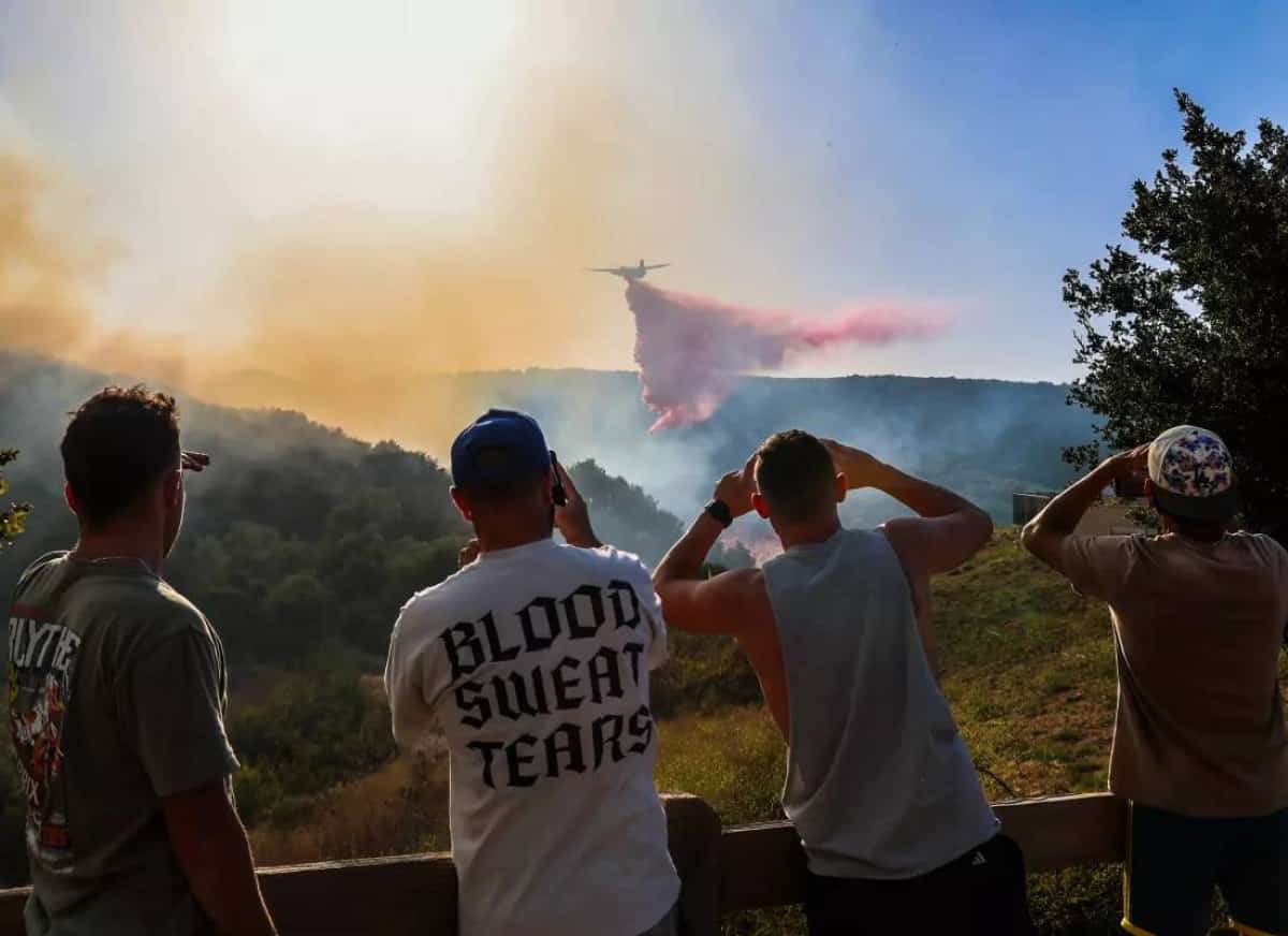 לוס אנג'לס: אלפי תושבים מפונים כששריפת סימי ואלי עדיין מאיימת על סן פרננדו ואלי