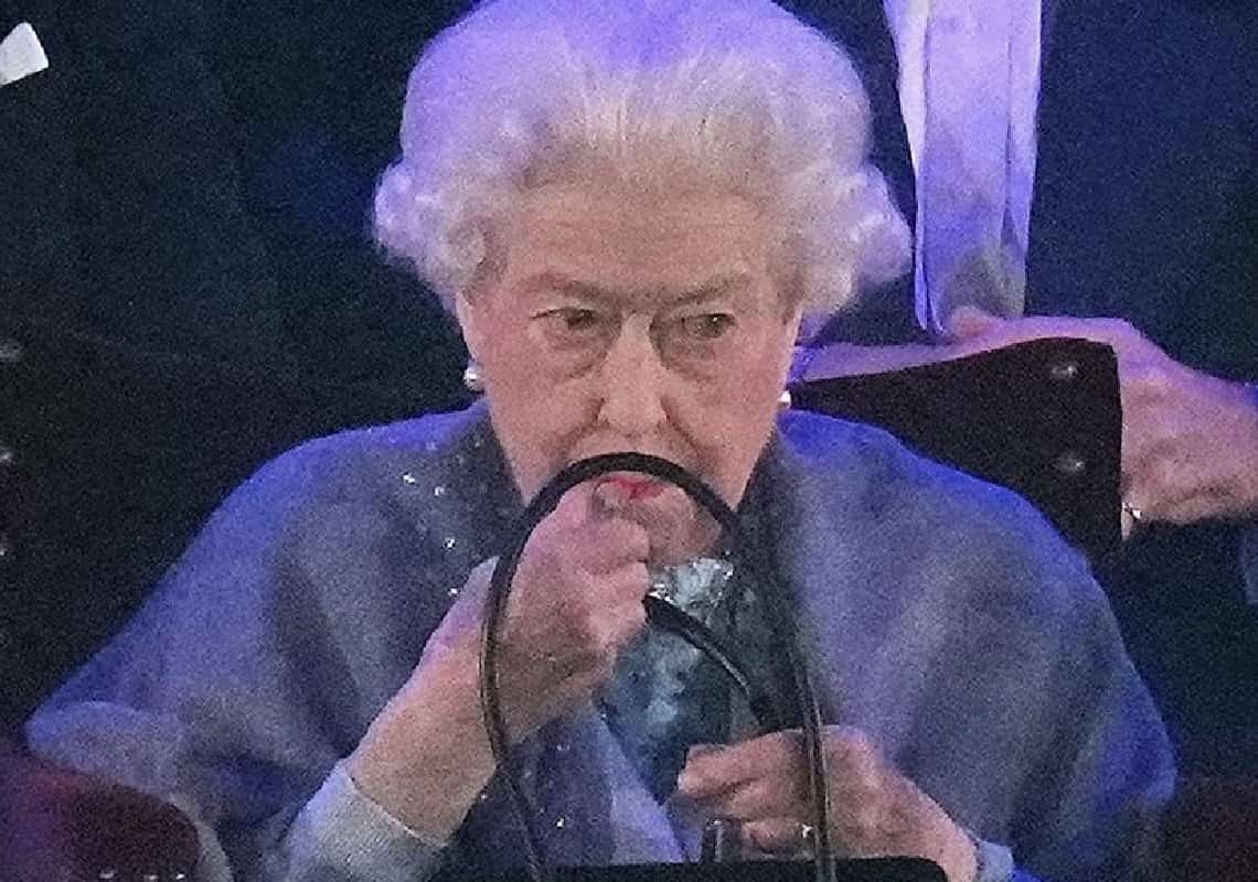 אופס: המלכה אליזבת נתפסה על חם