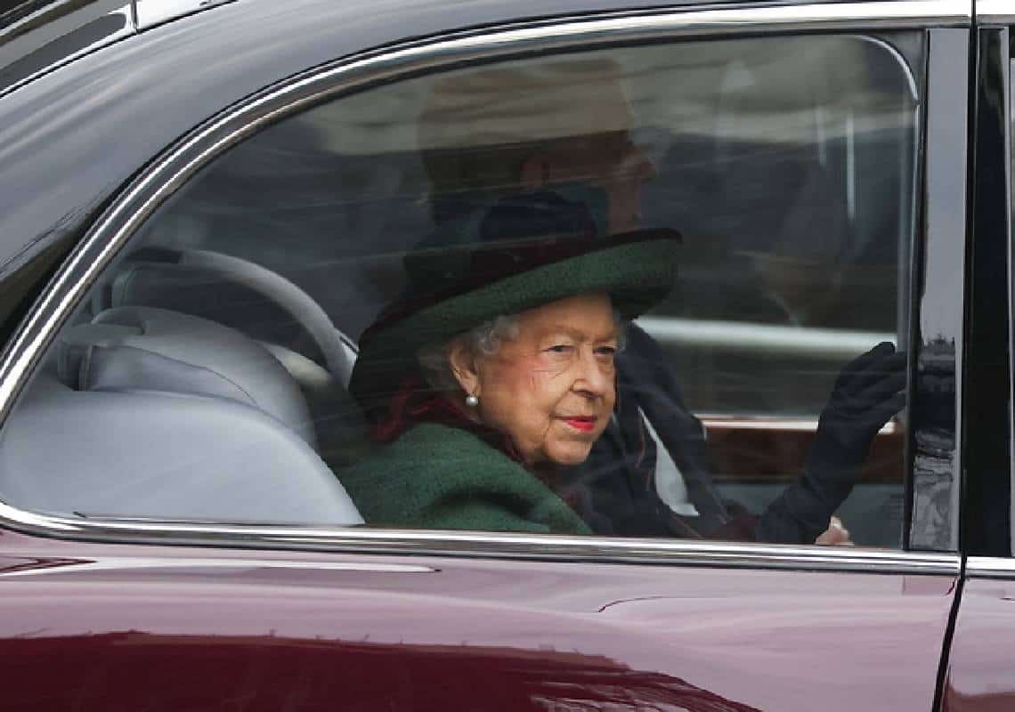 אחרי 6 חודשים הרחק מאור הזרקורים: המלכה אליזבת באירוע פומבי ראשון