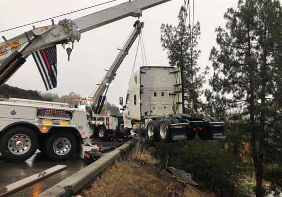 יום חמישי הגשום: מאות תאונות דרכים בשל סופה חורפית בלוס אנג'לס