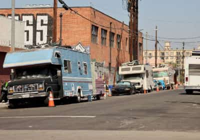 מחיקת דוחות חניה לנהגים חסרי בית: החוק החדש שמצית ויכוח סוער בלוס אנג'לס