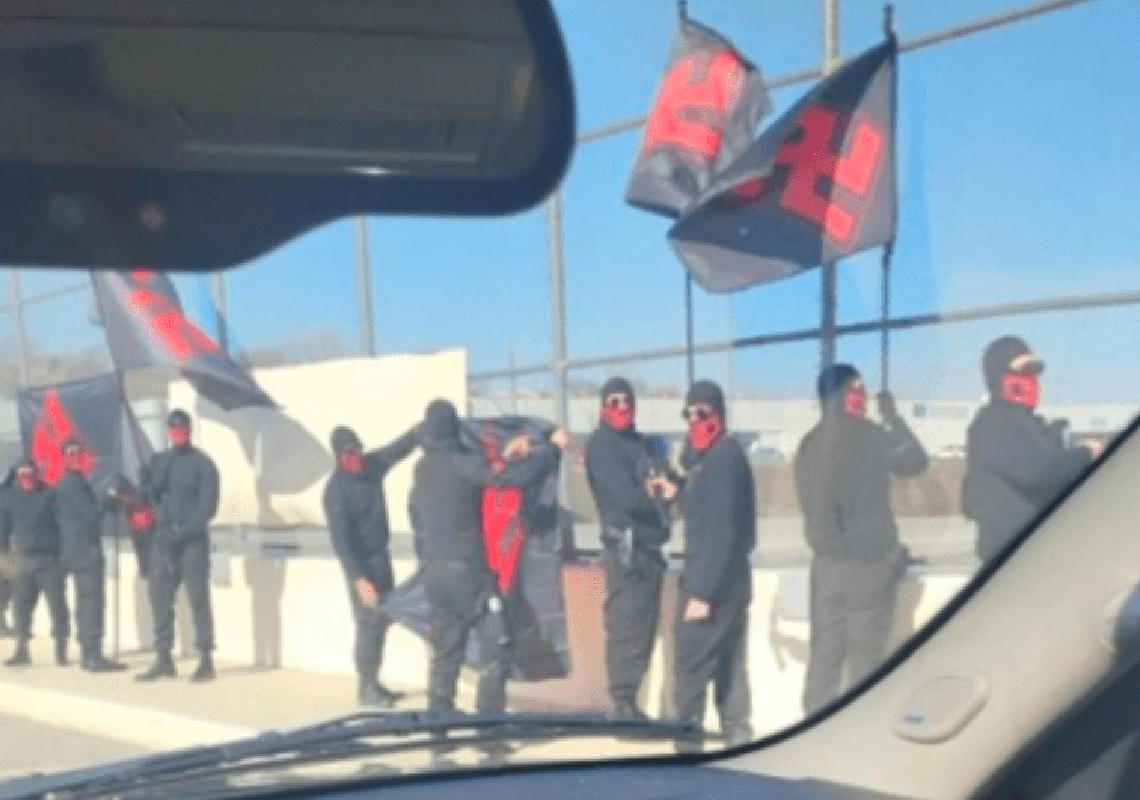 תהלוכה נאצית בלב ארה"ב - והמשטרה מעוררת סערה: "ההפגנה חוקית"