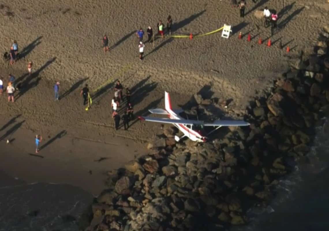 בעקבות תקלה במנוע: מטוס קל נחת בחוף בדרום קליפורניה