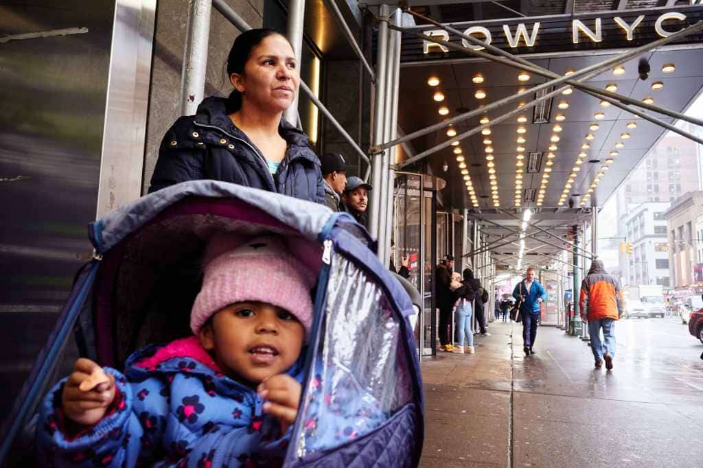 ניו יורק מגרשת: אלפי מהגרים בלתי חוקיים קיבלו הודעה - "עליכם להתפנות בתוך מספר ימים מהמקלט או המלון שלכם"