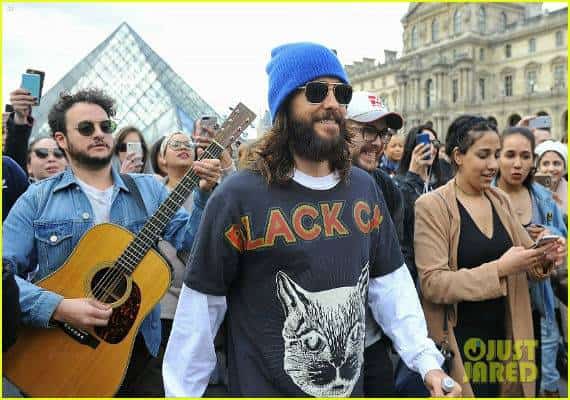 עלילות ג'ארד לטו בפריס: השחקן משך אליו עדת מעריצים לאחר שפרץ בשירה ברחוב