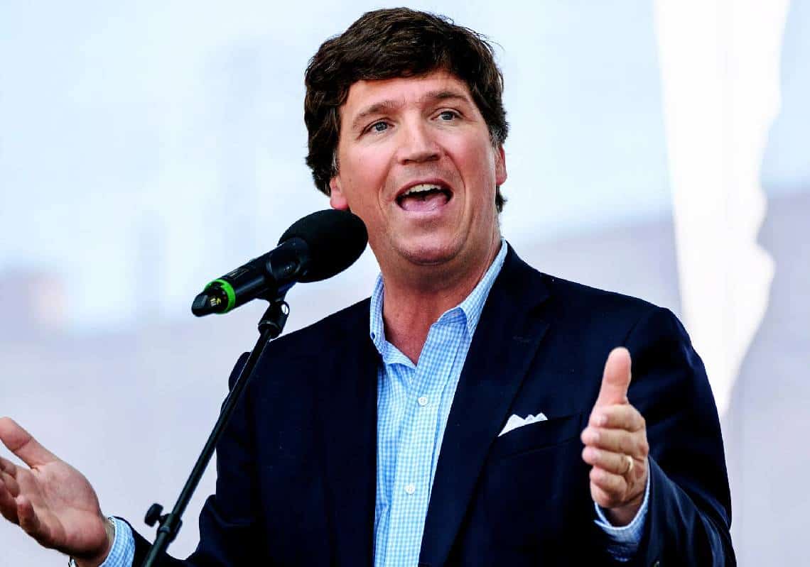 טאקר קרלסון צולם ברוסיה - "בדרך לראיון עם פוטין"