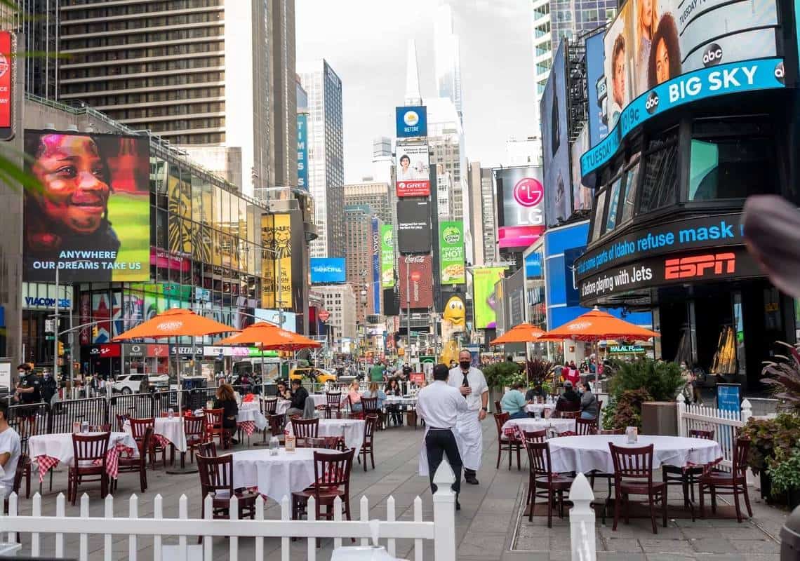 בשורה לתושבי התפוח הגדול: ניו יורק הודיעה על הסרת מגבלות נוספות במסעדות וברים