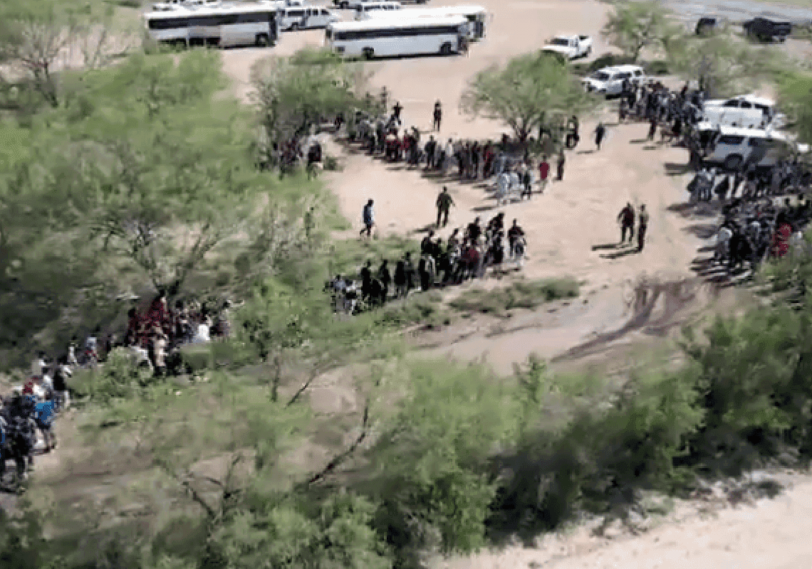 תיעוד מרחפן: מאות מהגרים חוצים את הגבול אל ארה"ב - ועולים לאוטובוסים