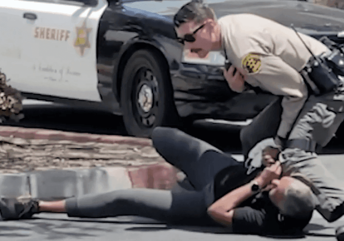 תיעוד מרגיז מלוס אנג'לס: שריף מטיח אישה על הרצפה ומרסס אותה בגז פלפל 