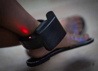 כלובים דיגיטליים: ממשל טראמפ יכפה אזיקים אלקטרוניים על 180,000 מהגרים