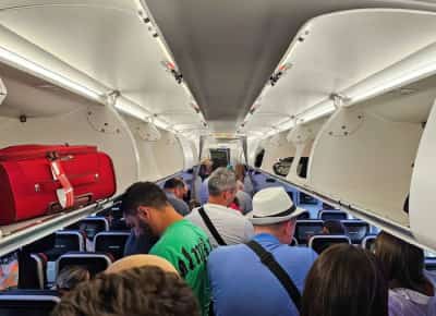 טורקיה מטילה קנסות על נוסעים חסרי סבלנות שקמים טרם העצירה המלאה לאחר הנחיתה