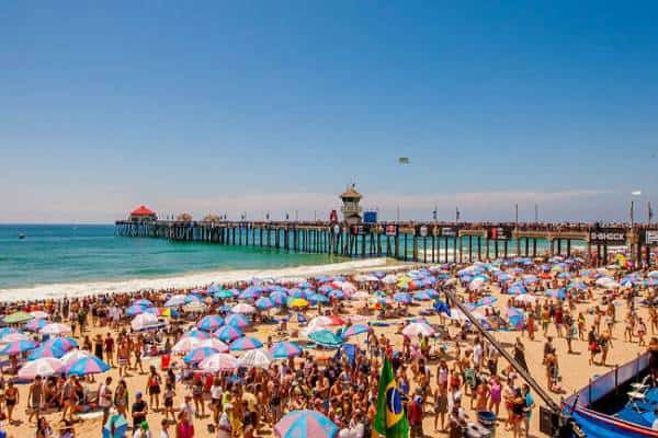 לא רק באינטרנט: אפשר לגלוש גם על גלים ובלוס אנג'לס יש פסטיבל ענק שחוגג את זה