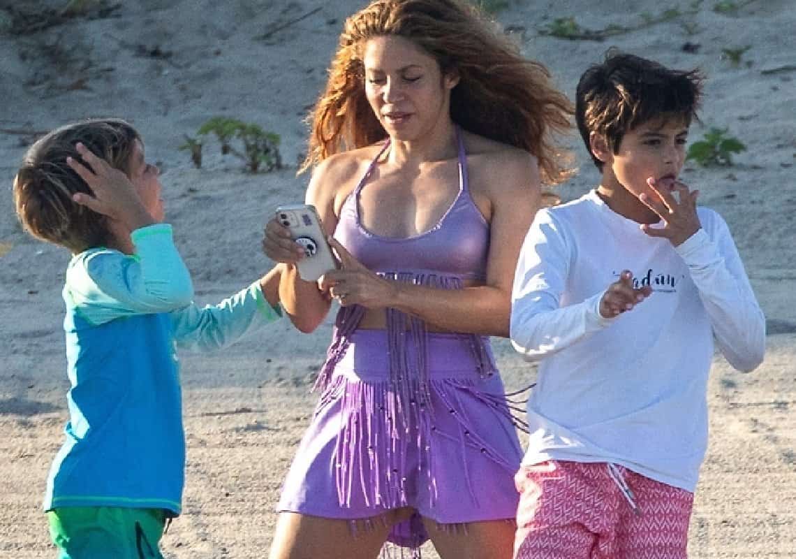 לראשונה מאז הפרידה: שאקירה בפפראצי עם הילדים 