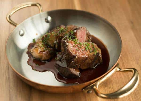 כל הבשר מוצג לראווה: מסעדת Monarch מגדירה מחדש את חוויית הסטייק עם אווירה מתוך סרט של בוגארט