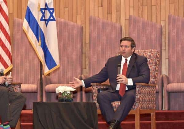 שנה לכהונת דה-סנטיס: מושל פלורידה זוכה לתמיכה רחבה מהתושבים