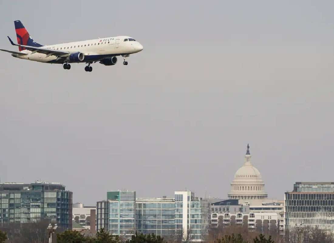 כמעט אסון במרחב האווירי של וושינגטון: מטוס דלתא והמטוס הצבאי חמקו מהתנגשות