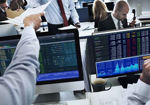 עשור אחרי תחילת המיתון, השכר בבורסה מרקיע שחקים