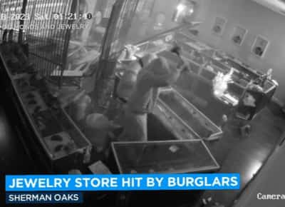 פשיטה ברוטלית בלוס אנג'לס: שודדים רעולי פנים הרסו חנות תכשיטים בקניון בסן פרננדו וואלי