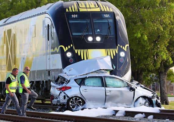 מיאמי: רכבת נוסעים התנגשה במכונית שנתקעה על המסילה