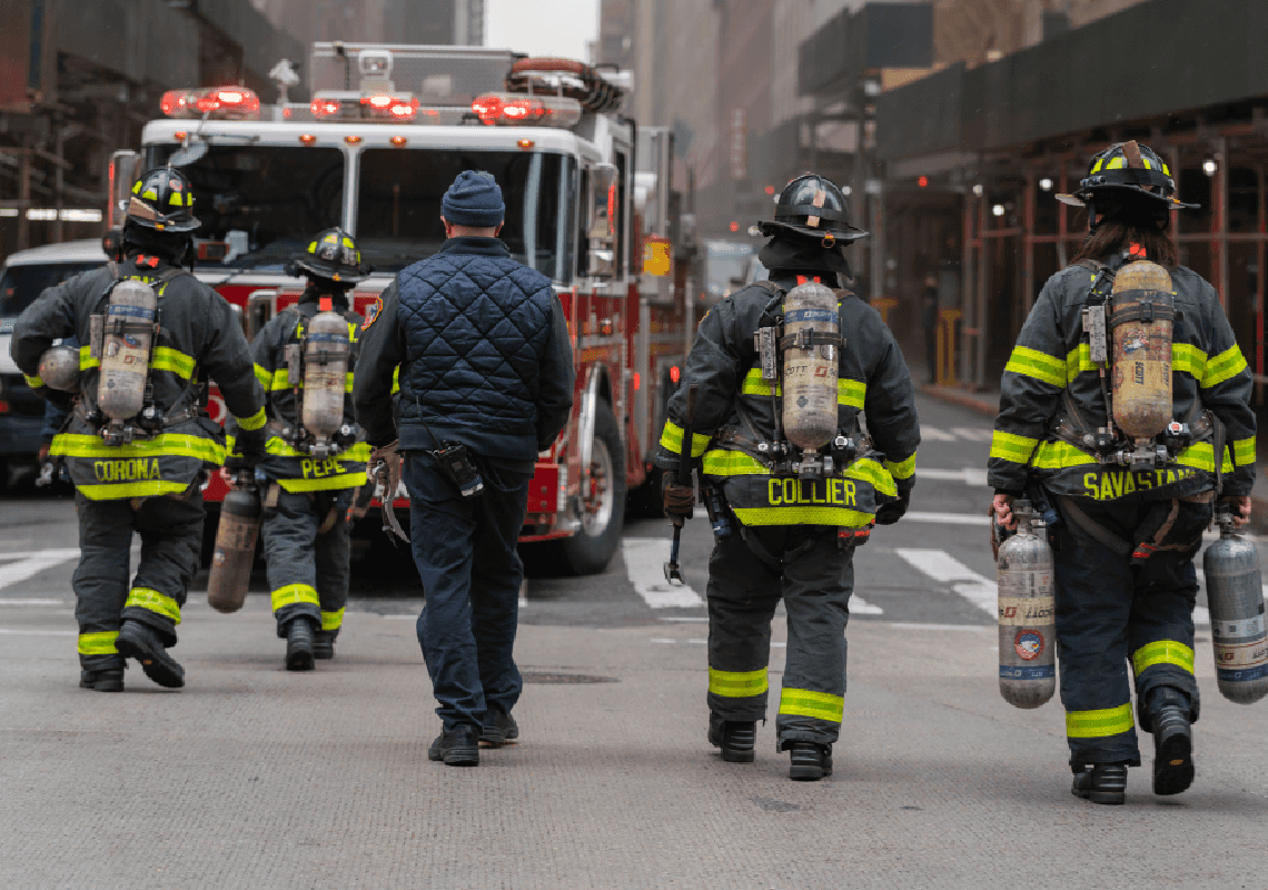 "אנשים הולכים למות": שוטרי וכבאי ניו יורק חוששים מכאוס לקראת תאריך היעד להצגת החיסונים
