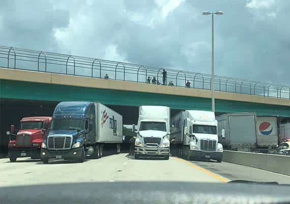 פלורידה: נהגי משאיות נחלצו לעזרת גבר שאיים להתאבד