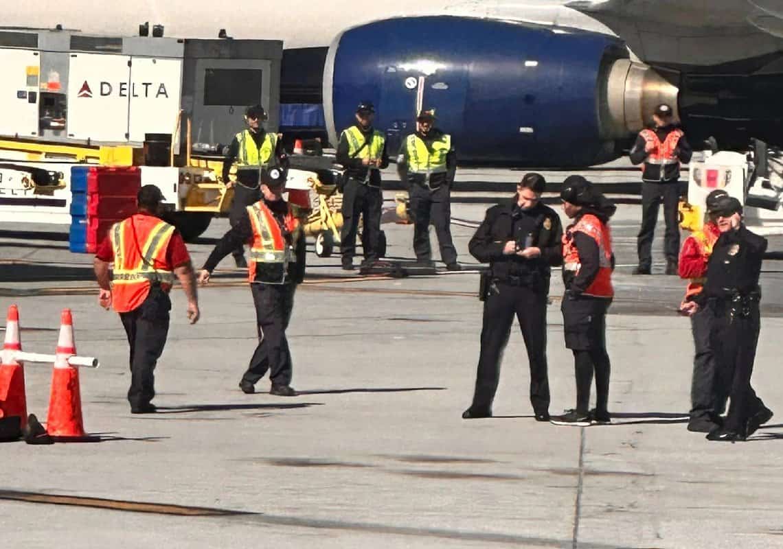 אירוע חריג ב-LAX: נוסע פתח את יציאת החירום רגע לפני ההמראה