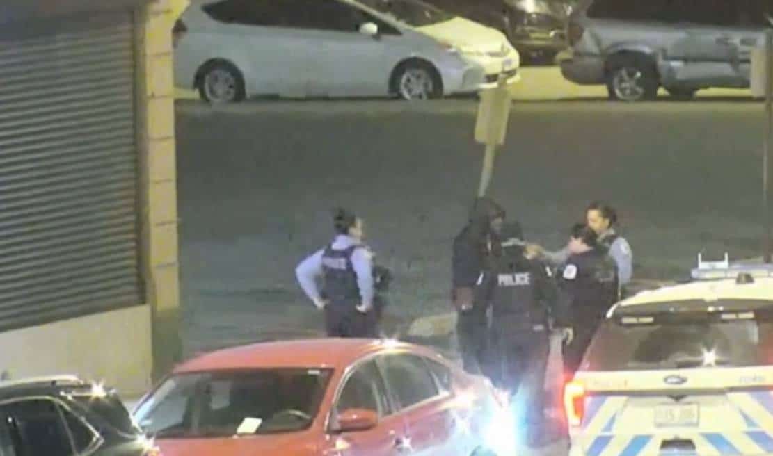 ‏צפו: 4 שוטרות מנסות לתפוס גנב חנויות בלב שיקגו - בסופו של דבר הוא נמלט‏ בעודן חסרות אונים