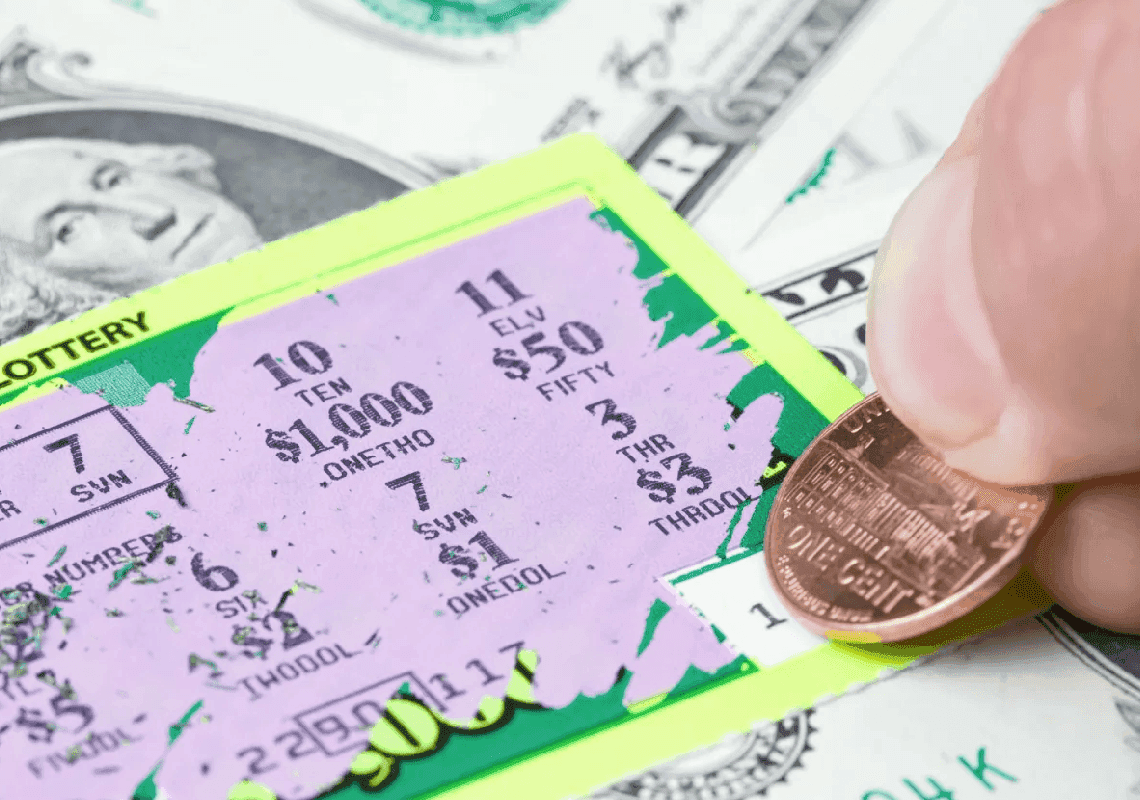 מחסרת בית - למיליונרית: תושבת קליפורניה היא הזוכה המאושרת בלוטו