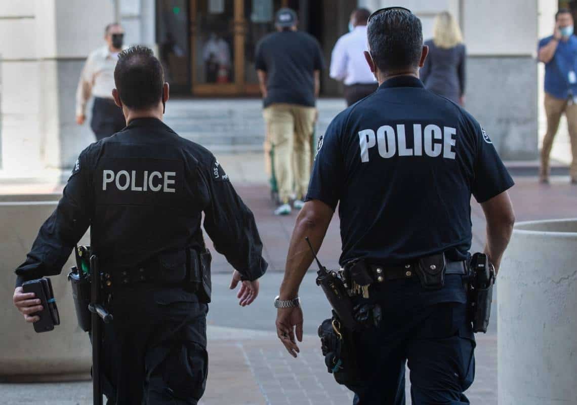 לוס אנג'לס: נדחתה עתירת שוטרים שהתנגדו לחובת החיסונים העירונית