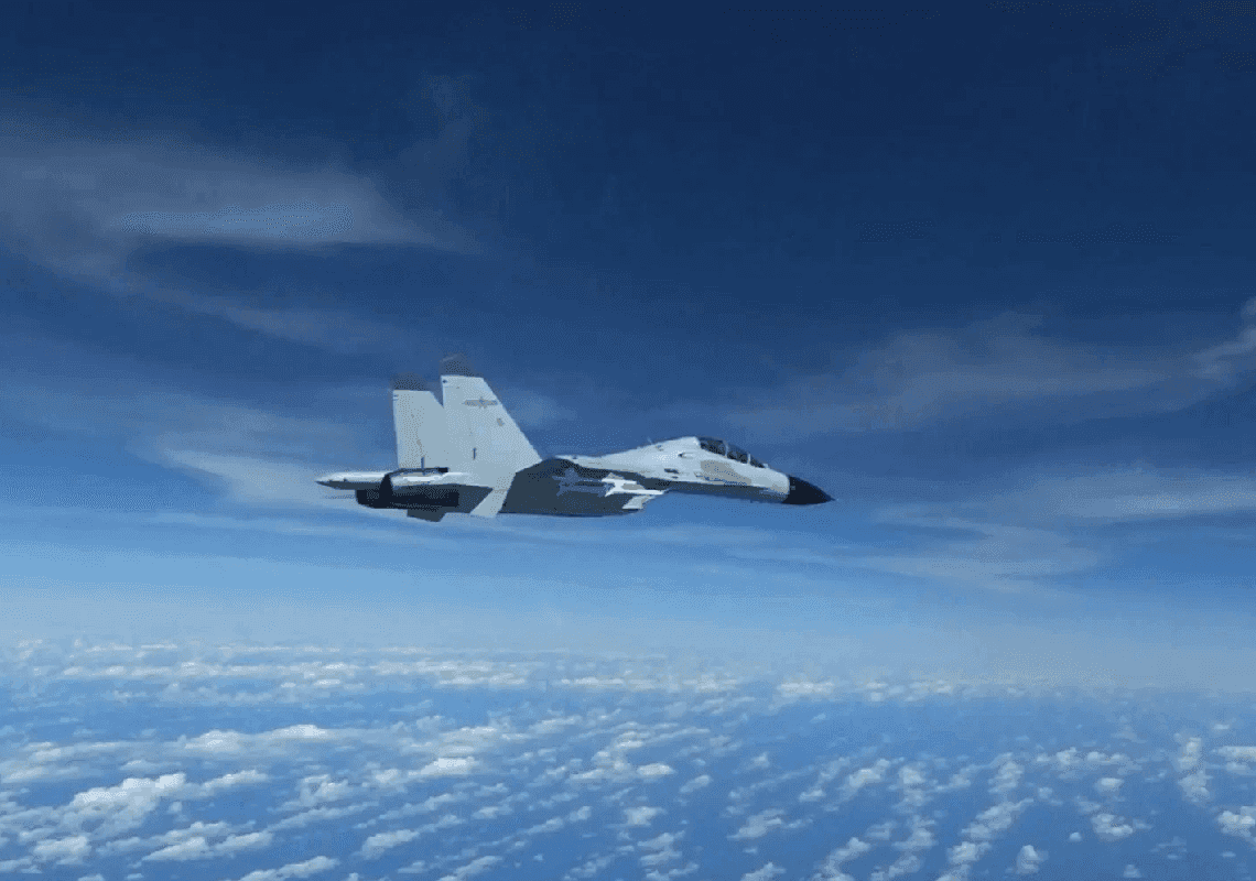 תיעוד של ההתגרות המסוכנת: מטוס קרב סיני מתקרב יותר מדי לכלי טיס אמריקאי 