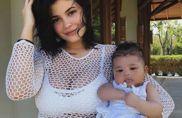 מעלימה ראיות: מדוע מחקה קיילי ג'נר תמונות של בתה, סטורמי, מהאינסטגרם?