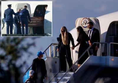 ארונו של צ'ארלי קירק הגיע לאריזונה באייר פורס 2 בליווי אלמנתו וסגן הנשיא