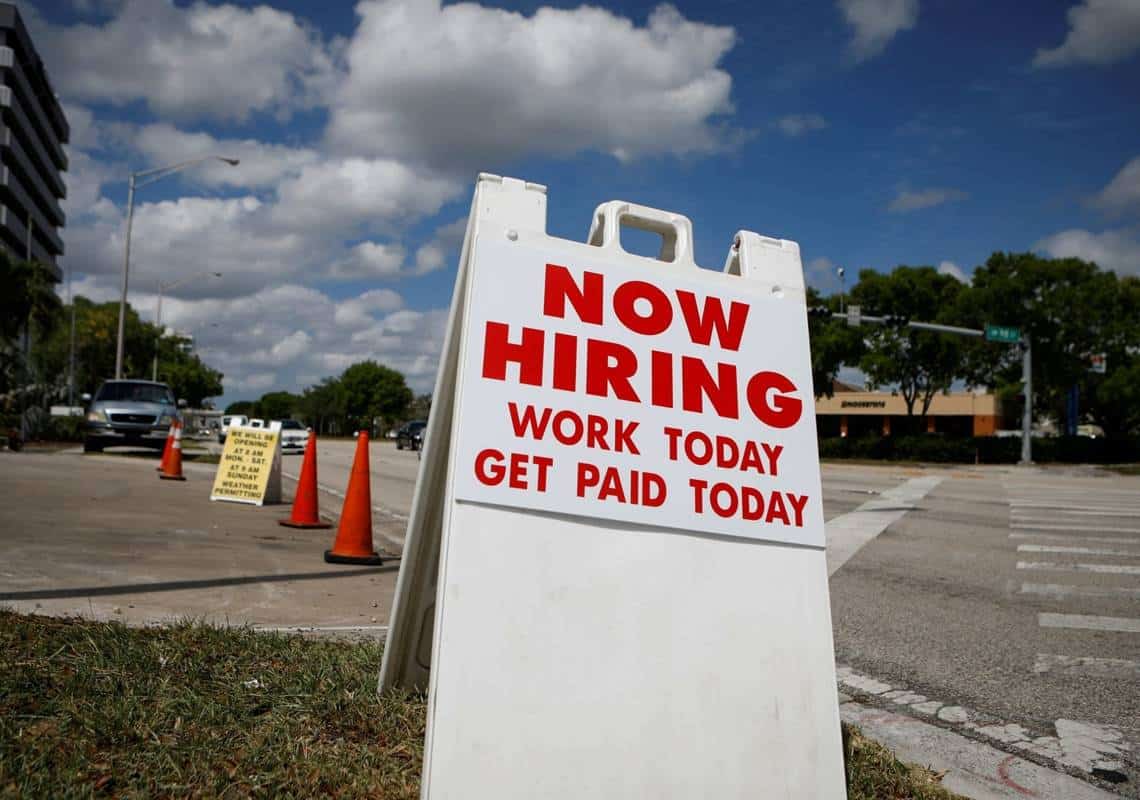 דו"ח התעסוקה ניפץ את התחזיות: יותר מ-900 אלף משרות נוספו למשק האמריקאי במרץ, שיעור האבטלה ירד