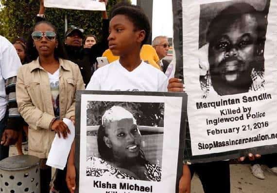 שוטרים מלוס אנג'לס, ששוחררו בשל תקרית ירי, תובעים: פוטרנו כי אנחנו לבנים